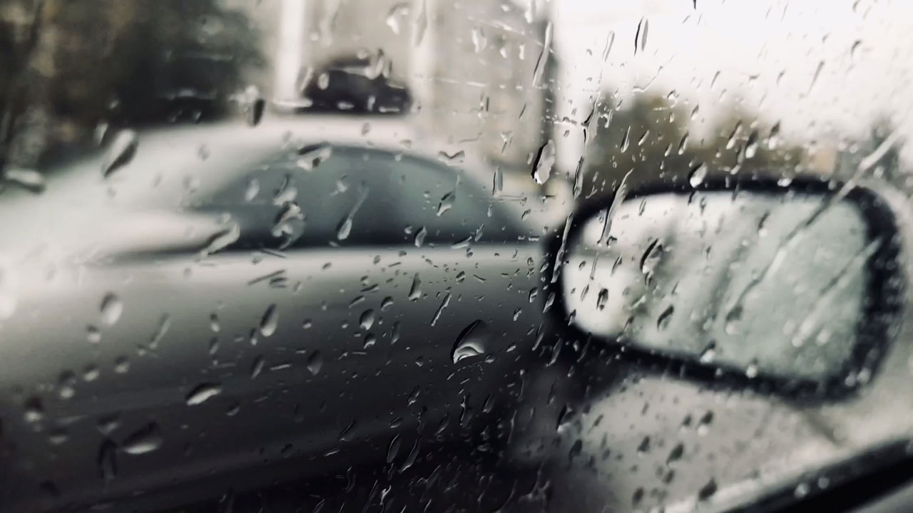 coalescenza gocce acqua su vetro auto